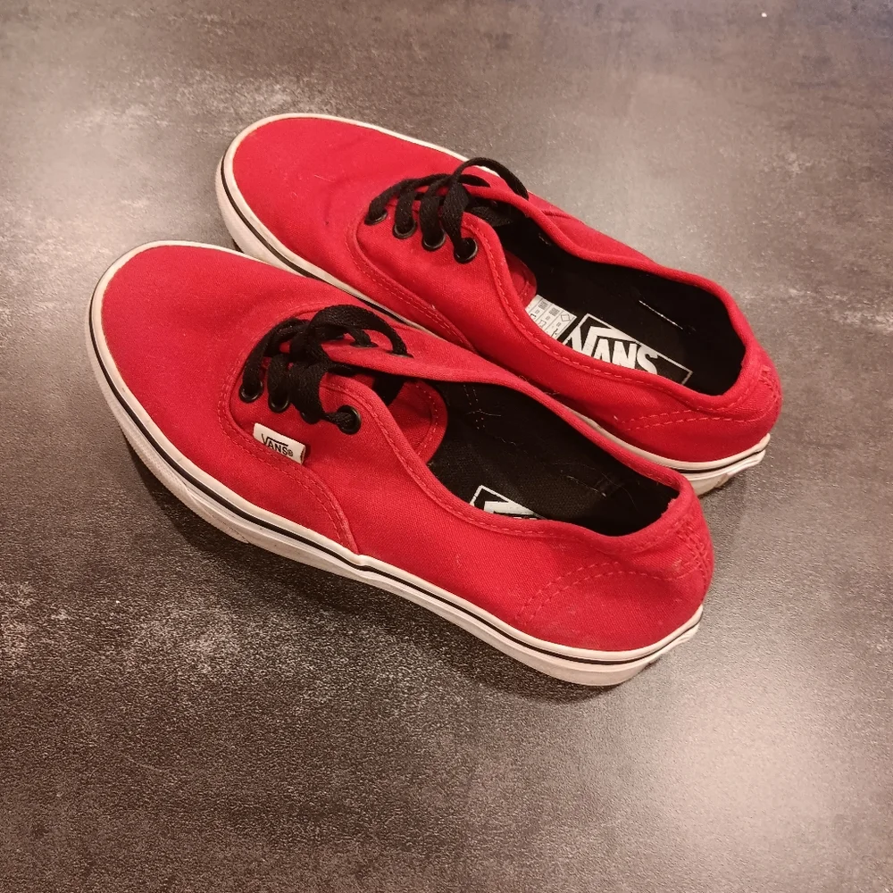 Kids Vans off the wall. Red - Picture 1 of 3